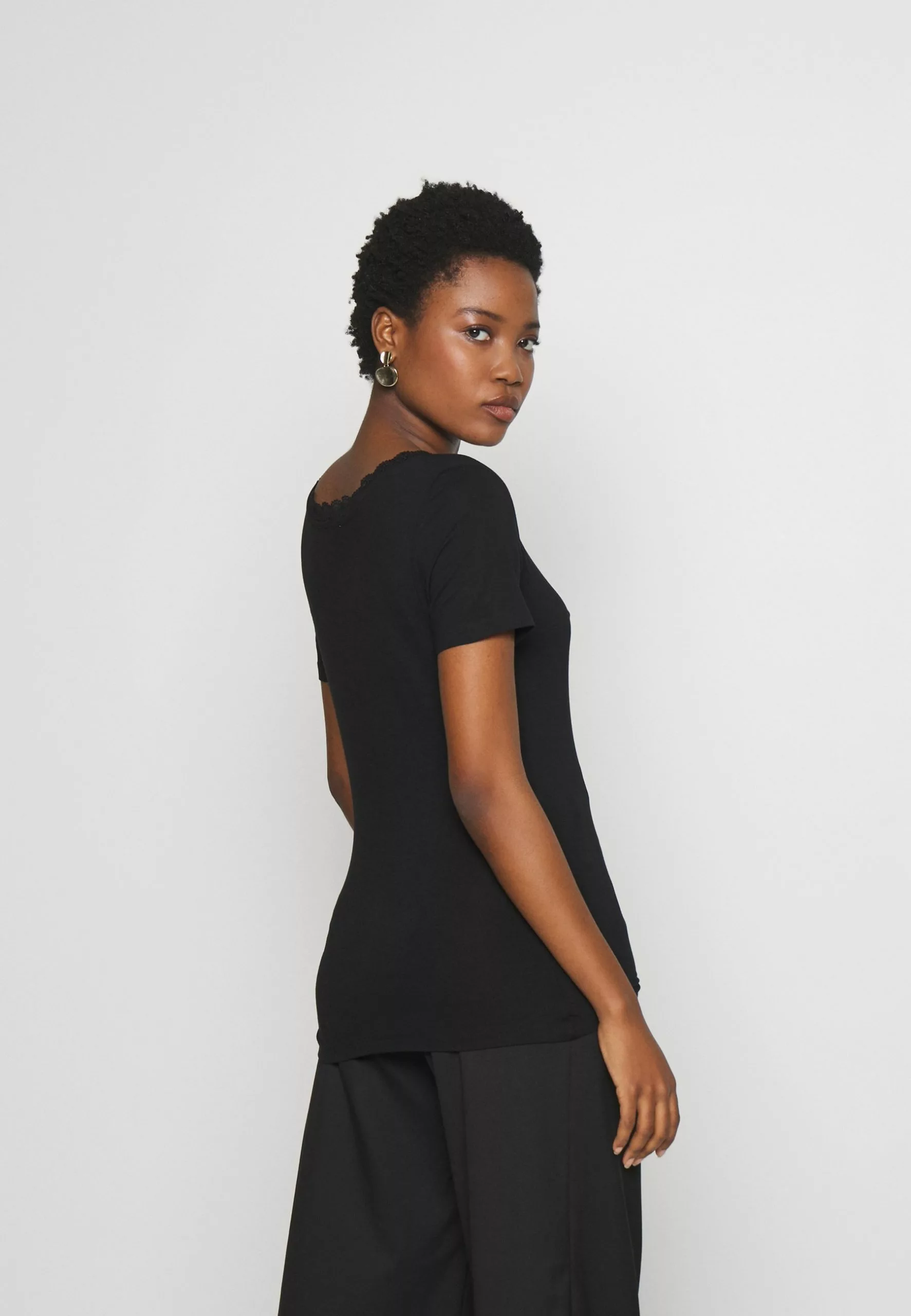 Basic T-Shirt - Black Anna Field Basic T-Shirt - Black -Anna Field Shop 79a7b489c9524397b1dc7995ce0f9db4 scaled