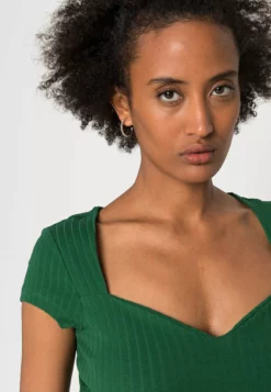 Anna Field Print T-Shirt - Green 4 Anna Field Print T-Shirt - Green -Anna Field Shop 90e4723464014908ac9adb485c9f057e scaled