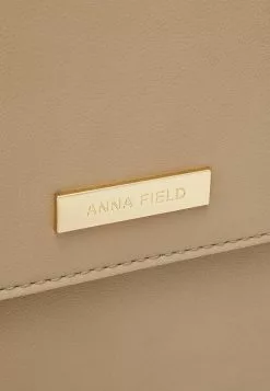 Anna Field Laptop Bag - Tan 3 Anna Field Laptop Bag - Tan -Anna Field Shop a565054d8e2d4f83b963eb734abf3e06 scaled