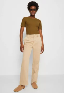 Anna Field Print T-Shirt - Khaki 3 Anna Field Print T-Shirt - Khaki -Anna Field Shop c7772a91a8384704b7db928e0f51a299 scaled