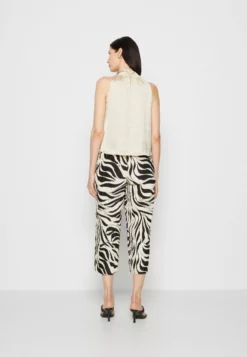 Anna Field Top - Off-White -Anna Field Shop d9c5d38d7f3d4273906a516a7842f4a3 scaled