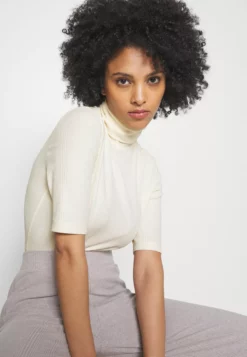 Anna Field Petite Basic T-Shirt -Off-White -Anna Field Shop e6e857e7af5949c79320b1159b85dc4c scaled