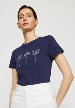 Anna Field Print T-Shirt - Dark Blue 3 Anna Field Print T-Shirt - Dark Blue -Anna Field Shop e914bfe4ef3a4357a64a49cccae44940 scaled