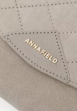 Anna Field Leather - Clutch - Taupe 4 Anna Field Leather - Clutch - Taupe -Anna Field Shop eeb17827a5b340eebb4d77e0eb4c037e scaled